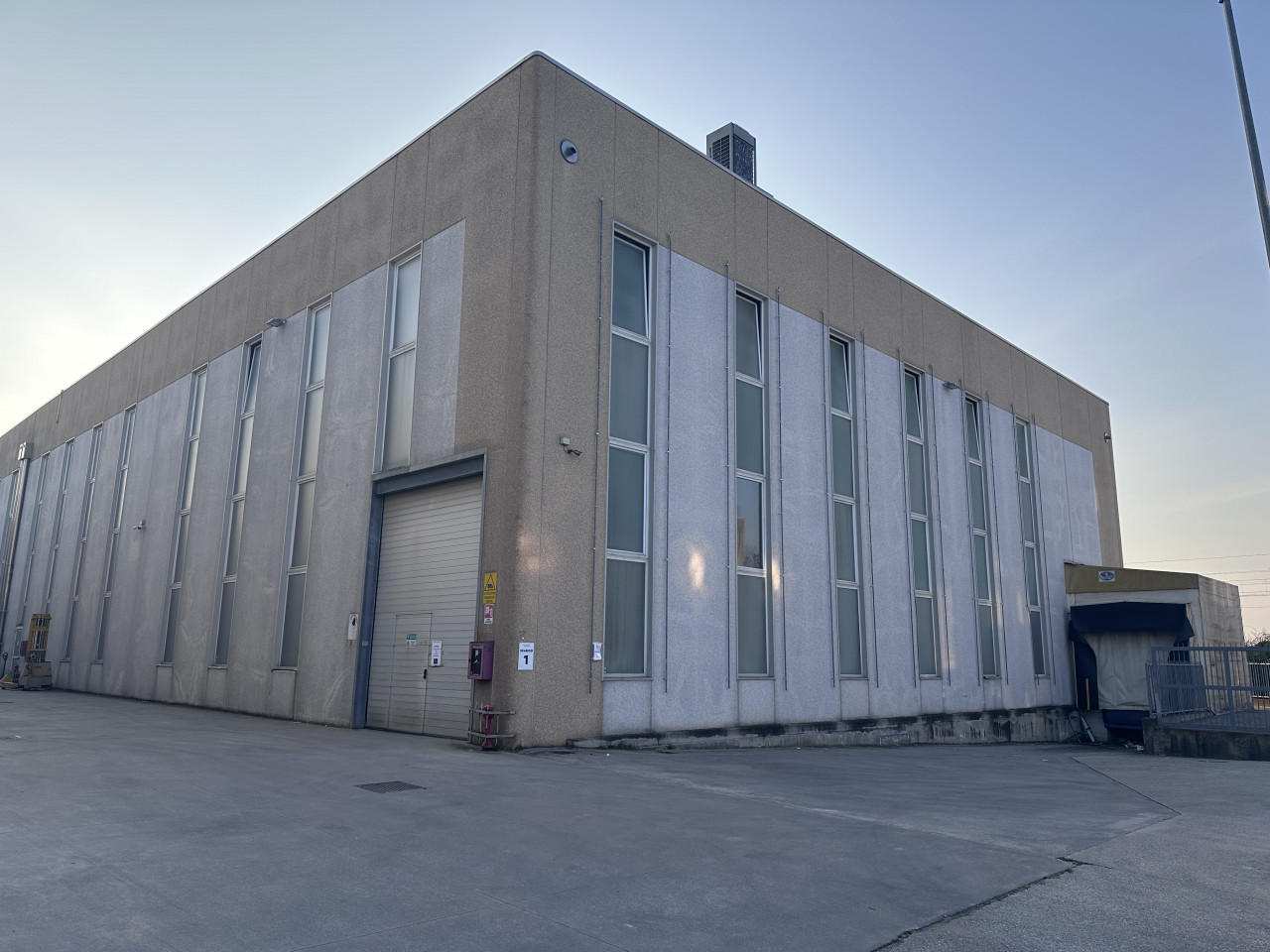 COLOGNOLA AI COLLI - VERONA - CAPANNONE E UFFICI IN AFFITTO