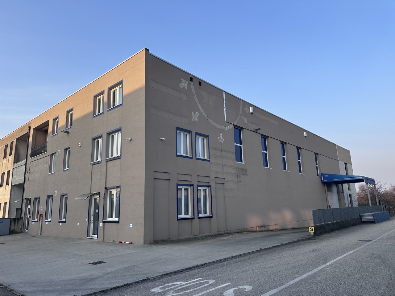 COLOGNOLA AI COLLI - VERONA - CAPANNONE E UFFICI IN AFFITTO