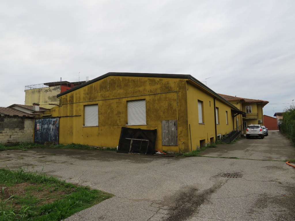 CEREA (VR) UFFICIO E MAGAZZINO CON AREA EDIFICABILE IN ASTA IN VIA VITTORIO VENETO 45